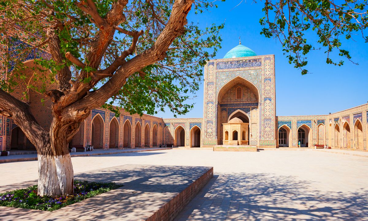 La_mosquée_Kalyan_fait_partie_du_complexe_religieux_islamique_Ouzbékistan_©shutterstock_2030609333