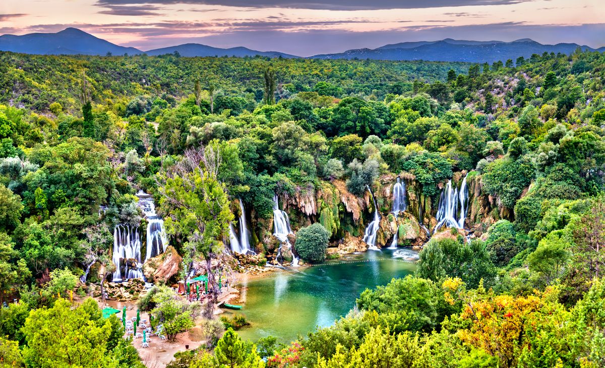 Cascades_de_Kravica_sur_la_rivière_Trebizat_en_Bosnie_Herzégovine©shutterstock_1247736523