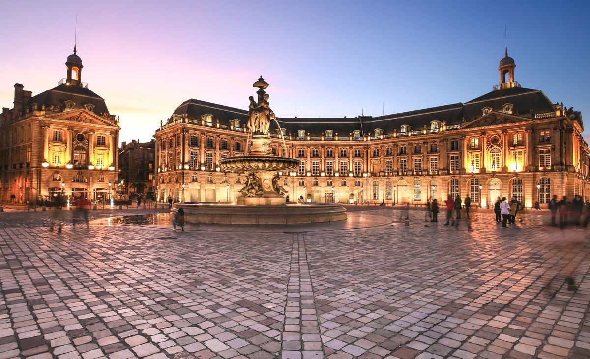 BORDEAUX, Les Bassins de lumières et déjeuner croisière sur la Garonne, au départ de Saintes et du 16