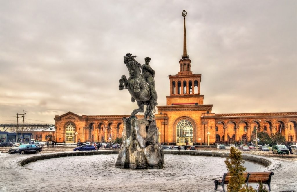 statue_et_gare_everevan_ARMENIE_©shutterstock_395124190