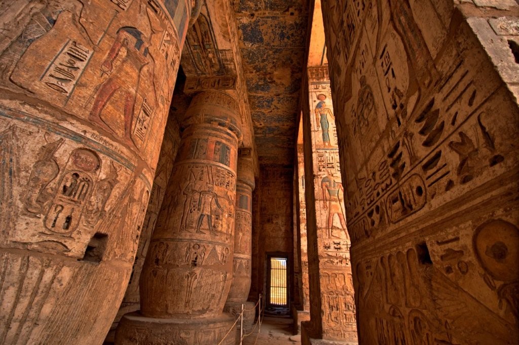 Hiéroglyphes_de_Médinet_Habou_Louxor_Egypte_©shutterstock_69620788