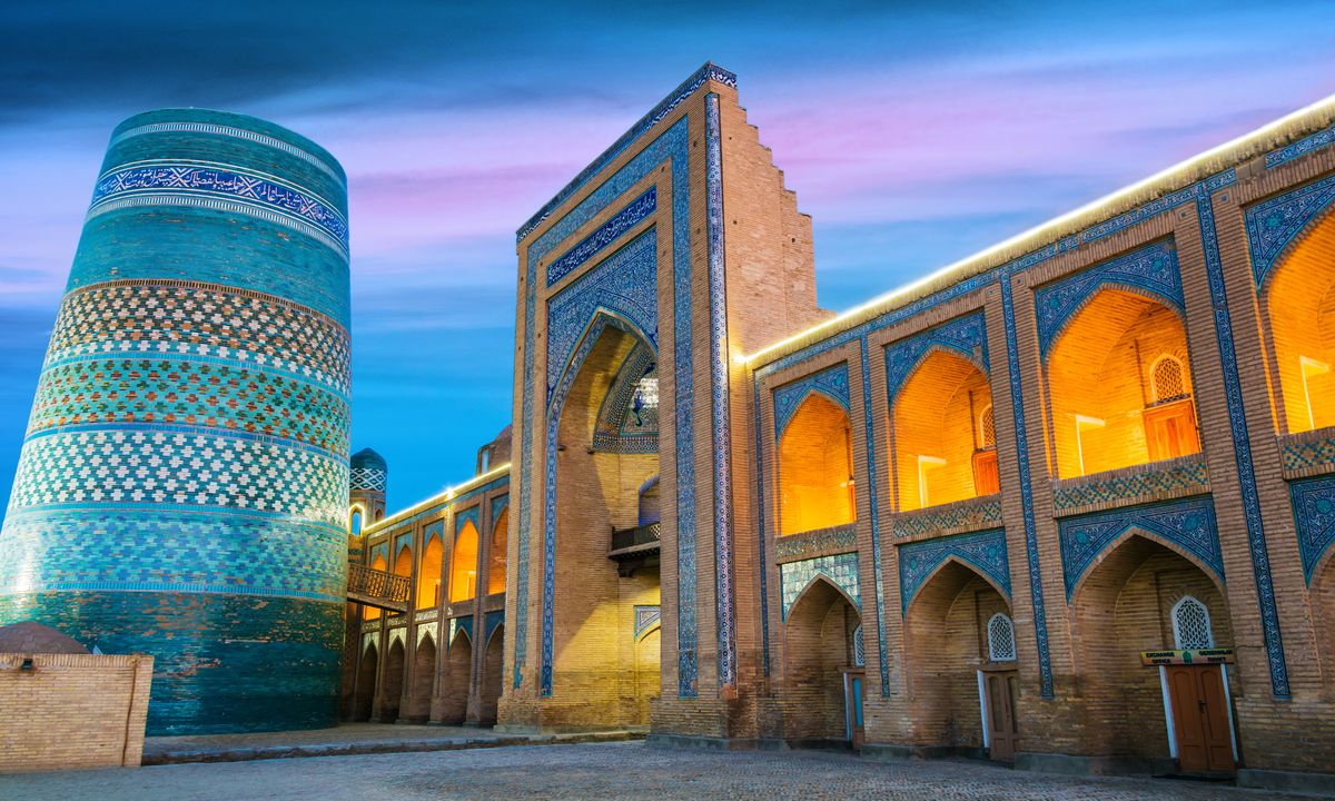 Architecture_historique_d'Itchan_Kala_ville_intérieure_fortifiée_de_la_ville_de_Khiva_Ouzbékistan_©shutterstock_1407935021