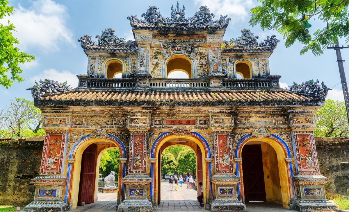 La_porte_de_la_citadelle_avec_la_ville_impériale_de_Hue_au_VIETNAM_©shutterstock_1095139367