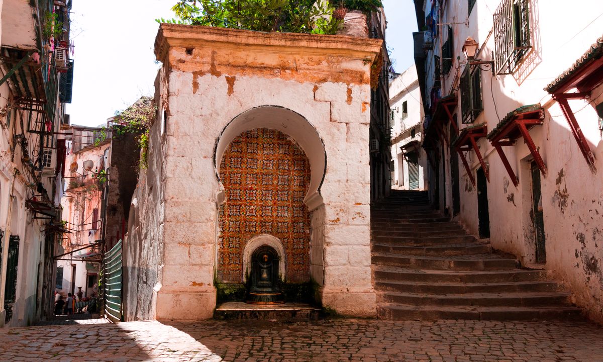 Casbah_d'Alger_rues_étroites_de_la_vieille_ville_©shutterstock_1213177381 (1)