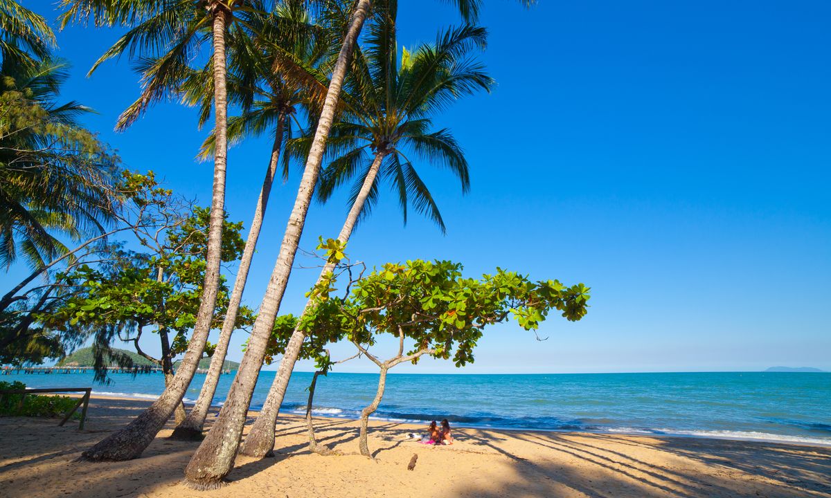 Belle_plage_tropicale_avec_palmiers_Cairns_AUSTRALIE_©shutterstock_365059841
