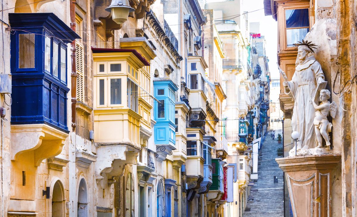 rues_typiques_avec_balcons_colorés_MALTE_©shutterstock_410379910