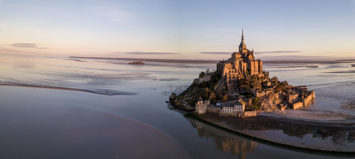 REVEILLON DANS LA BAIE DU MONT SAINT MICHEL - Grands espaces et cités médiévales