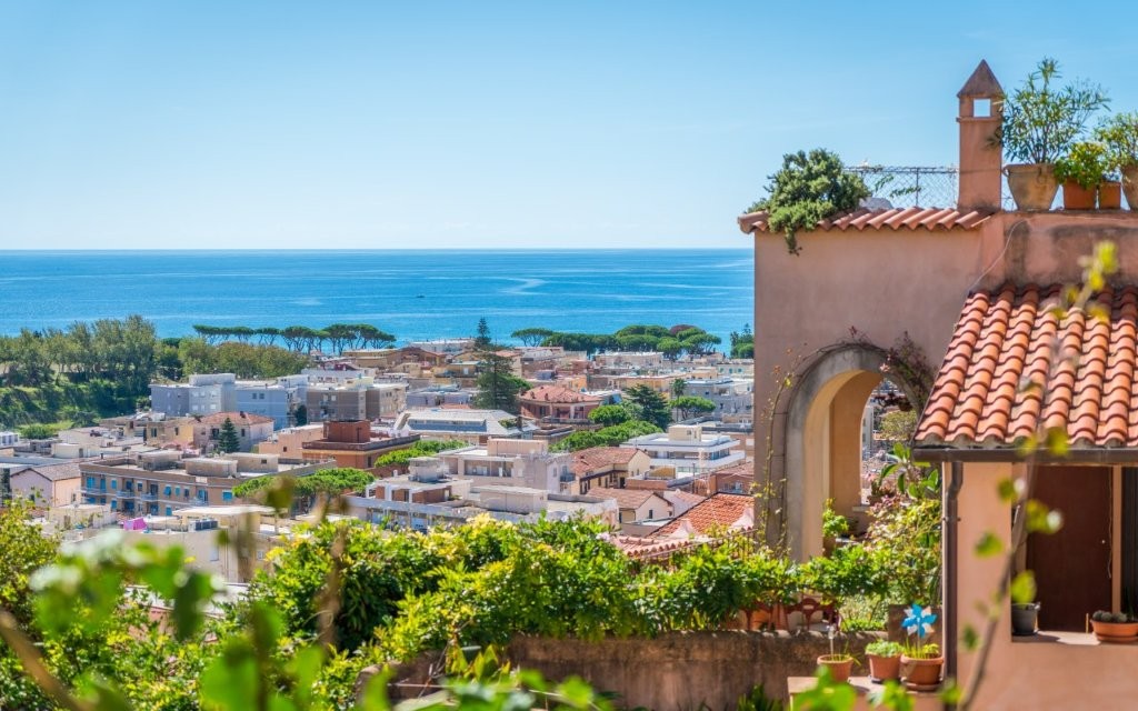 Vue_panoramique_à_Terracina-province_de_Latina_ITALIE_©shutterstock_721422613